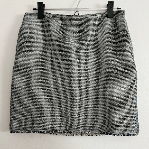 Banana Republic frayed hem skirt size 6 - Picture 2 of 13